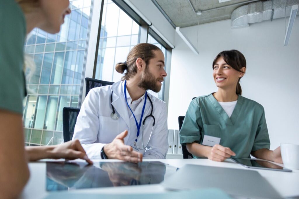 Proces przetargowy w sektorze medycznym to złożony i reglamentowany system, którego kluczowym celem jest zapewnienie uczciwej konkurencji oraz najbardziej efektywne wykorzystanie środków publicznych